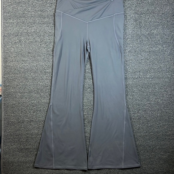 Fabletics Cross Waist Gray Athletic Flare Yoga Pants, Womens XL - Picture 1 of 9